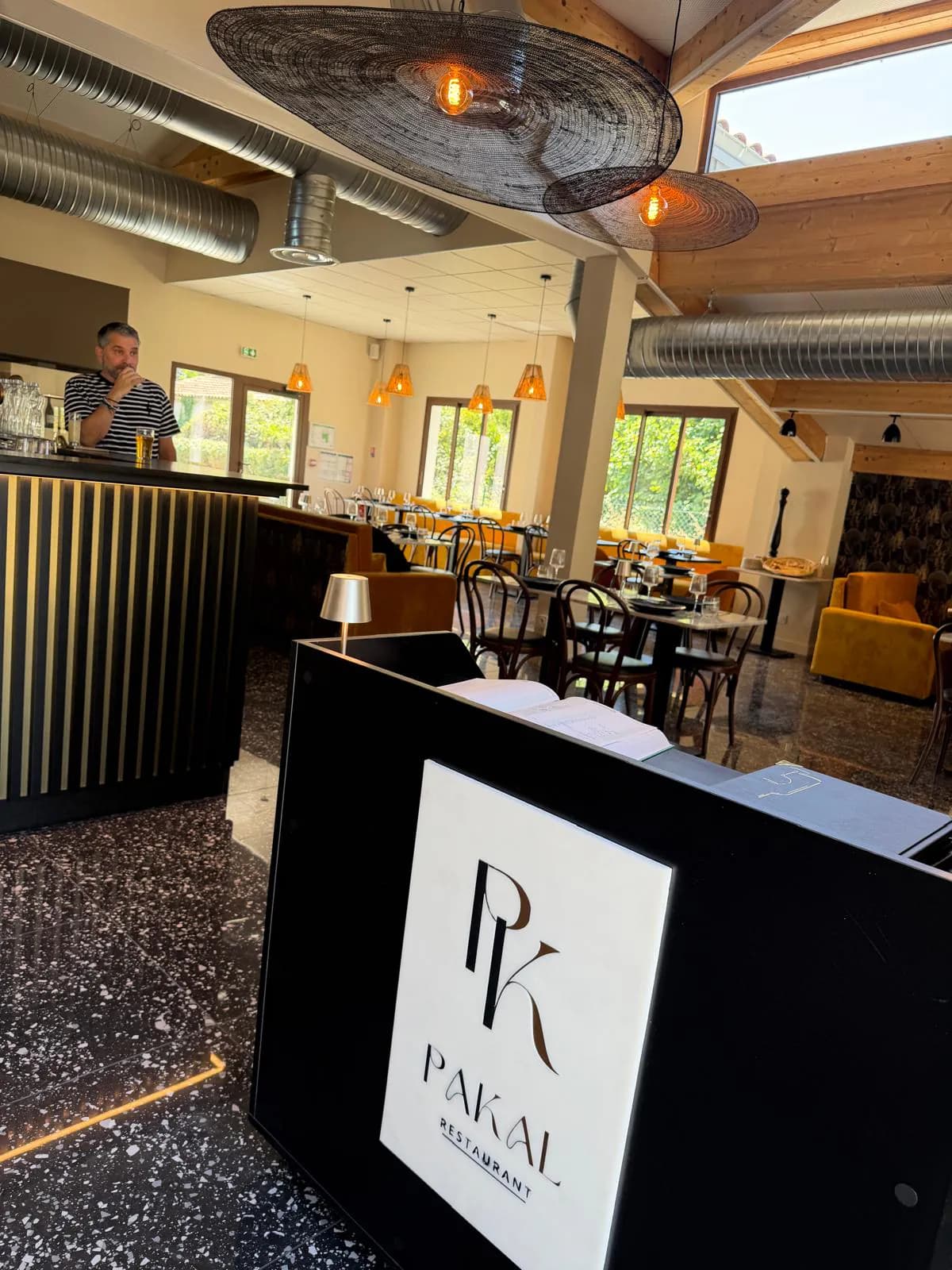 L'accueil du restaurant et le monogramme Pakal